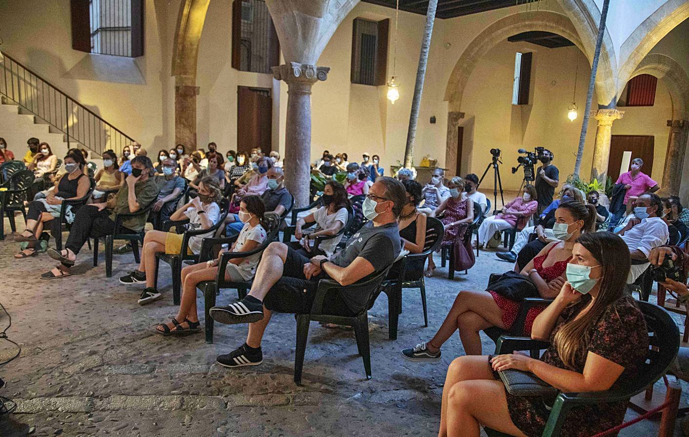 Los asistentes al acto de inauguración escucharon el pregón y el manifiesto por la lectura.