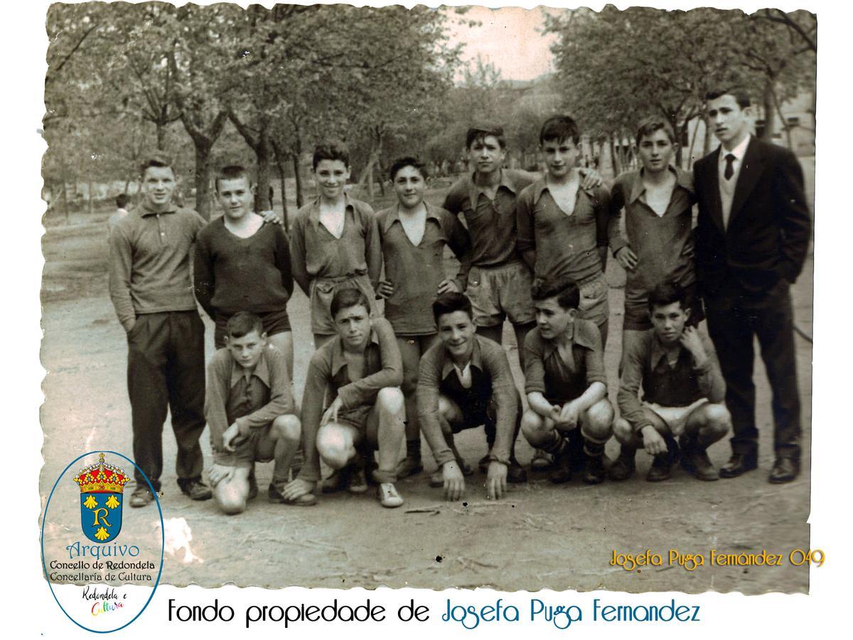 Un equipo antes de disputar un partido en los sesenta en Redondela.