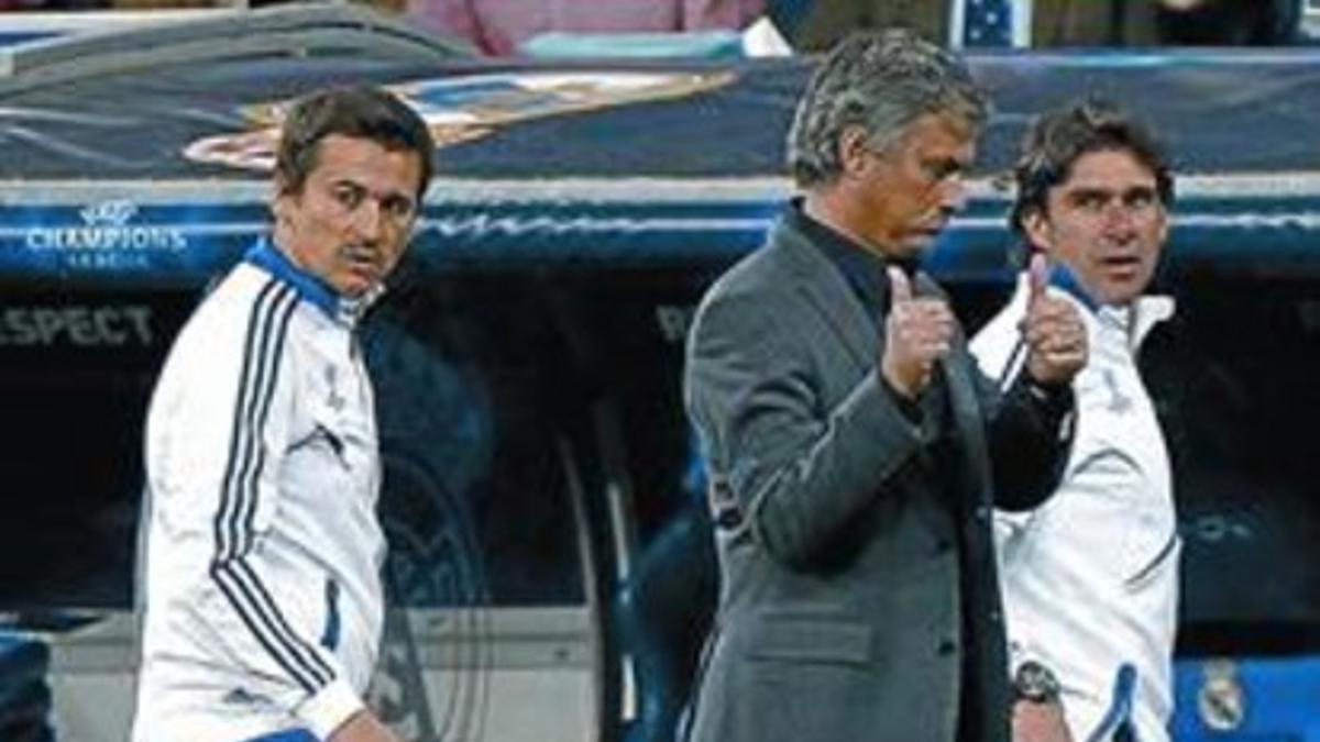 Mourinho dedica un gesto irónico al árbitro tras la tarjeta roja a Pepe y que acabó provocando su expulsión.