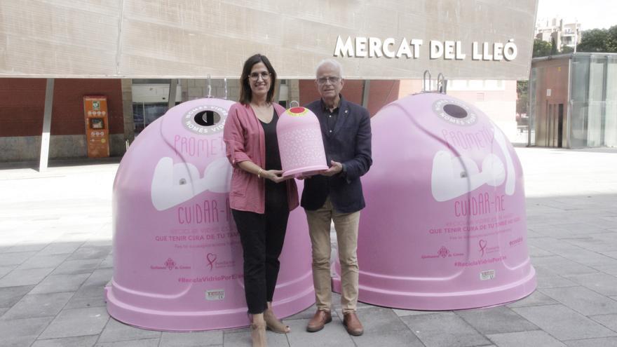 Girona instal·la dos contenidors roses al Mercat del Lleó per fomentar el reciclatge i promoure la prevenció del càncer de mama