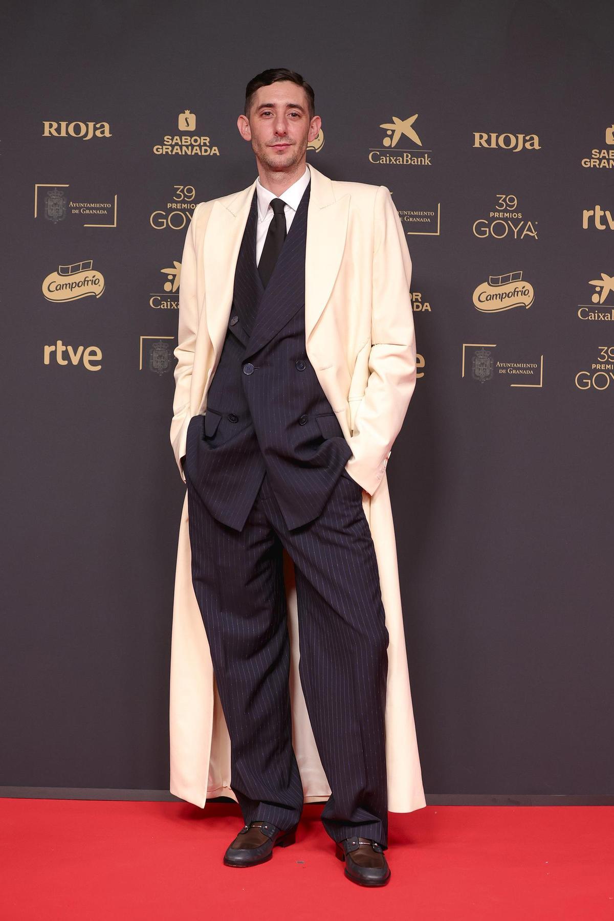 Enric Auquer posa para los fotógrafos a su llegada a la 39.ª edición de los Premios Goya