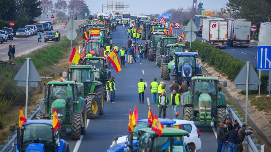 Las tractoradas afectan a casi toda Andalucía con cortes en la A-92 y bloqueo de puertos