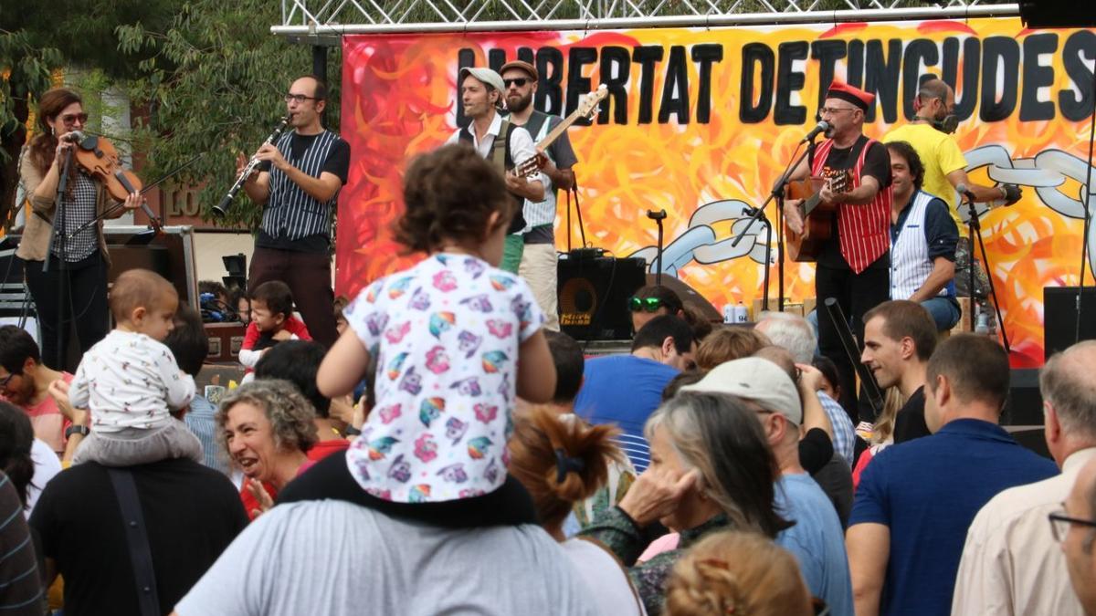 Jornada de fiesta y reivindicación en Sabadell para recaudar dinero para los detenidos del 23-S.