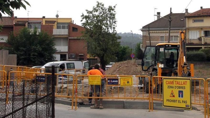 Operaris treballant a la plaça Nouna de Sant Fruitós