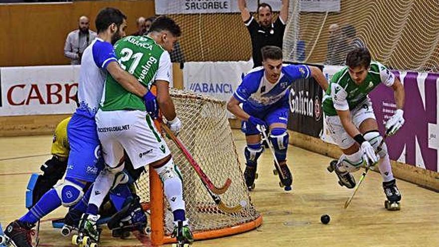 Marc Grau, con la bola, pasa por detrás de la portería, con Fabrizio Ciocale peleando en el área.