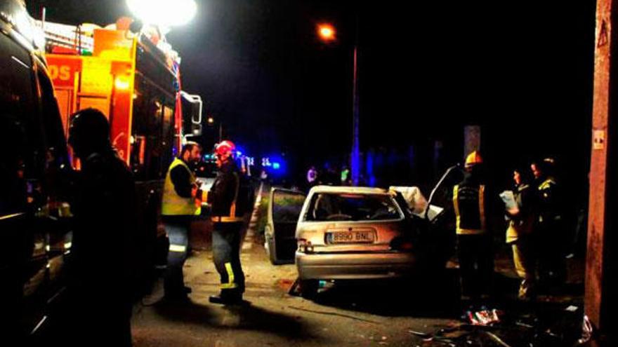 Equipos de emergencias junto al coche siniestrado. // Iñaki Abella