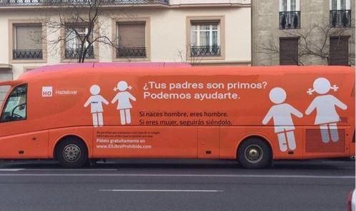 Las críticas al vehículo transfóbico del colectivo ultracatólico corren en forma de humor por las redes sociales.