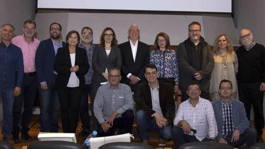 Roca, Flor y la alcaldesa con los recitadores y componentes de Alaquàs Debat.