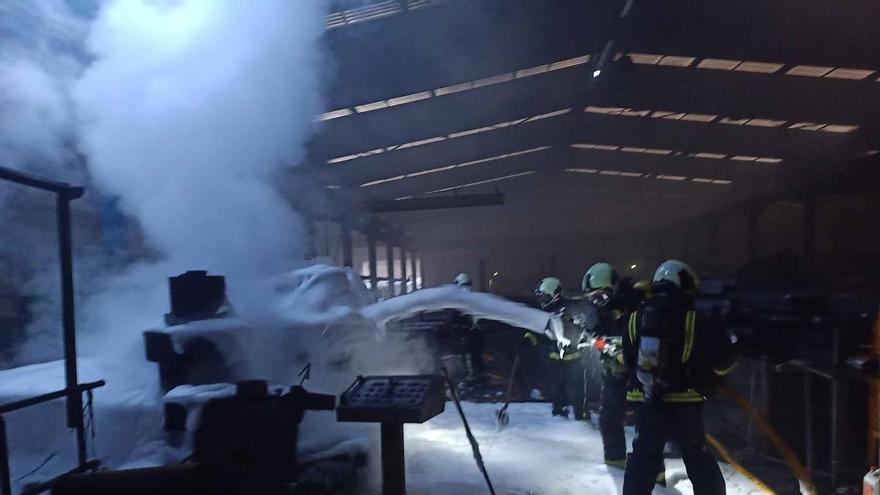 Alarma en Langreo: los bomberos sofocaron un incendio que afectó a una nave industrial en Riaño