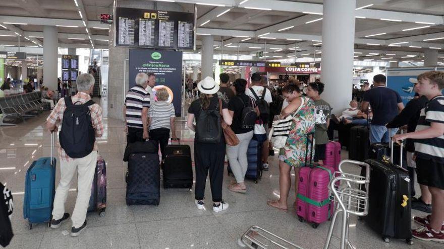 Passagiere am Flughafen von Mallorca