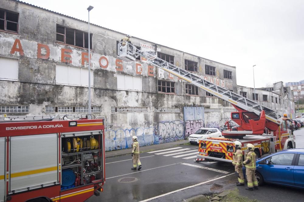 Los Bomberos acudieron a apagar un fuego en las instalaciones afectadas, abandonadas.