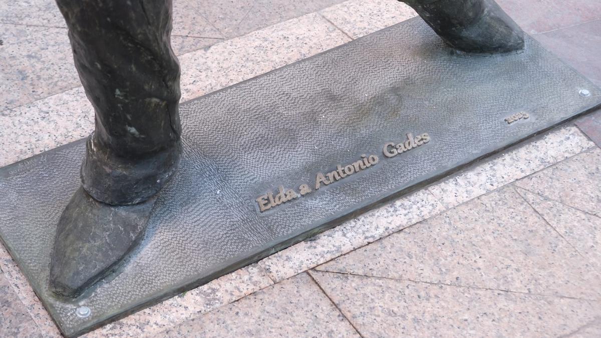 &quot;Elda a Antonio Gades&quot; se puede leer en la base de la escultura.