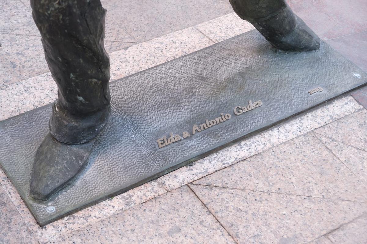 &quot;Elda a Antonio Gades&quot; se puede leer en la base de la escultura.