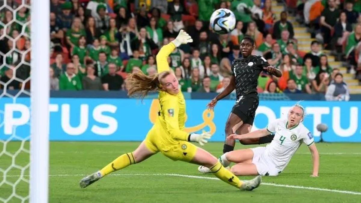 La barcelonista Oshoala dispara a portería durante el partido del Mundial entre Nigeria e Irlanda