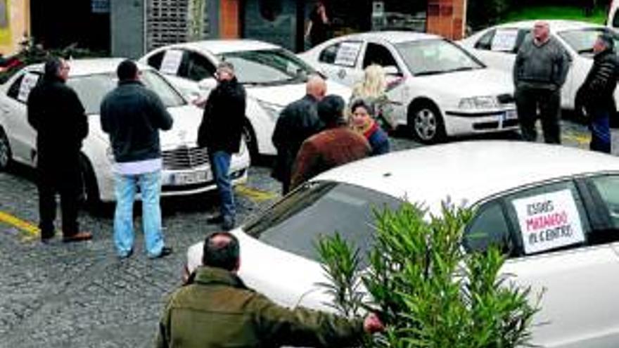 Taxistas recogen 4.500 firmas a favor de la parada de la plaza Mayor