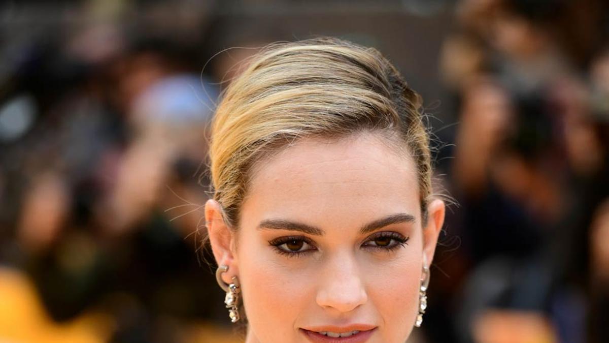 Lily James deja plantada a la prensa 45 minutos antes de empezar una rueda de prensa