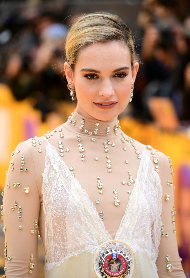 Lily James planta a la prensa 45 minutos antes de empezar la convocatoria