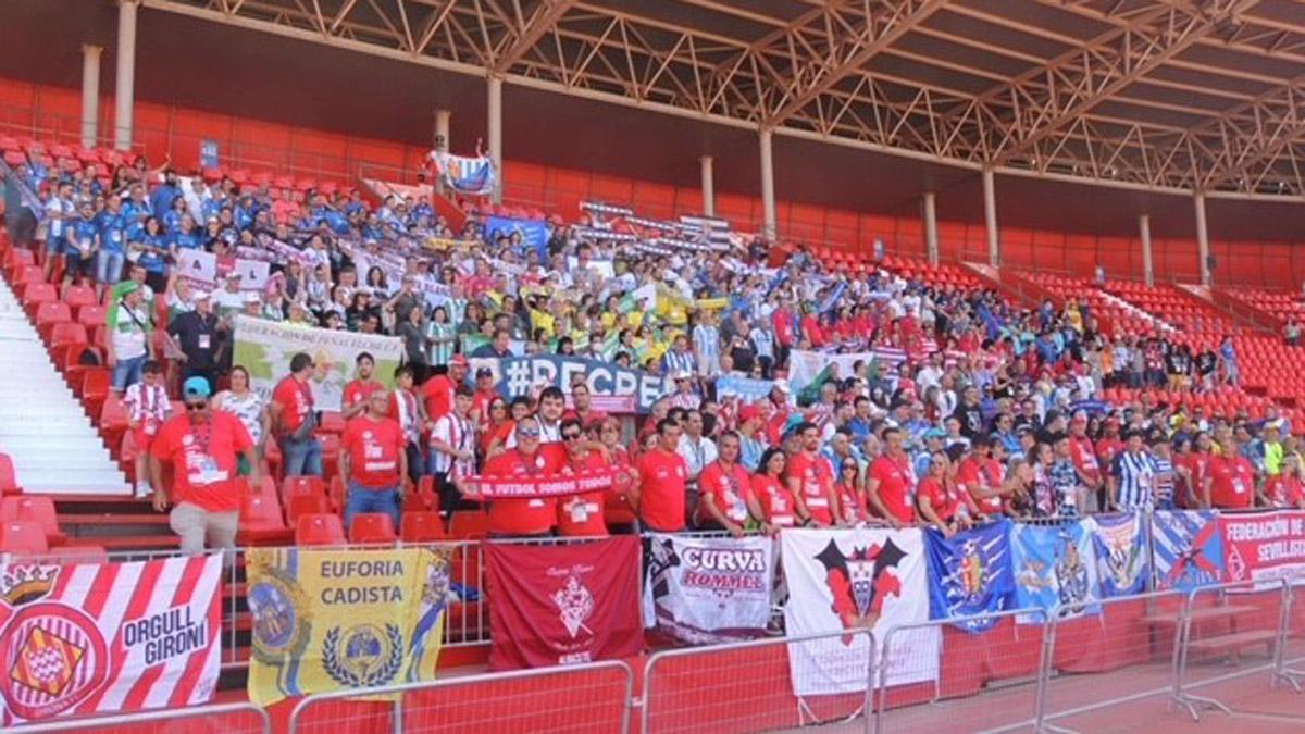 Foto de familia en el Estadio Juegos del Mediterráneo