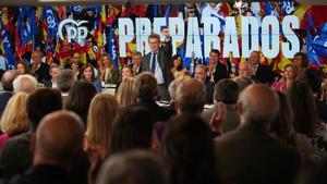 Alberto Núñez Feijóo, este martes en la sede del PP de Madrid, saluda a los altos cargos de su partido antes de pronunciar su discurso.