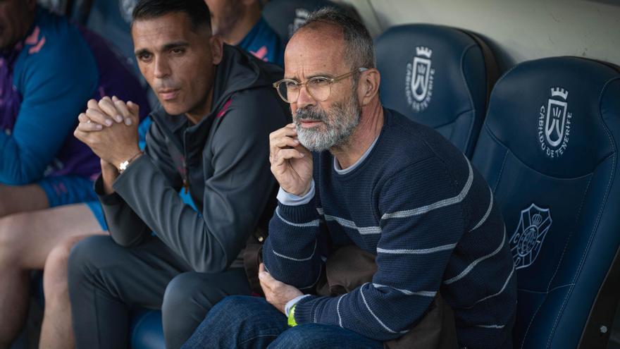 Álvaro Cervera, "contrariado" pese a la victoria del Tenerife: "No debimos pasar esa angustia al final"