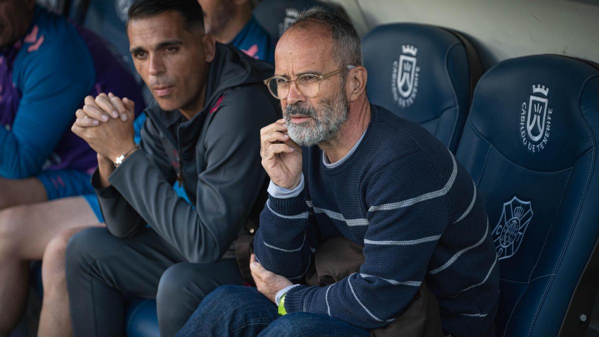 Álvaro Cervera, pensativo antes del inicio del partido.