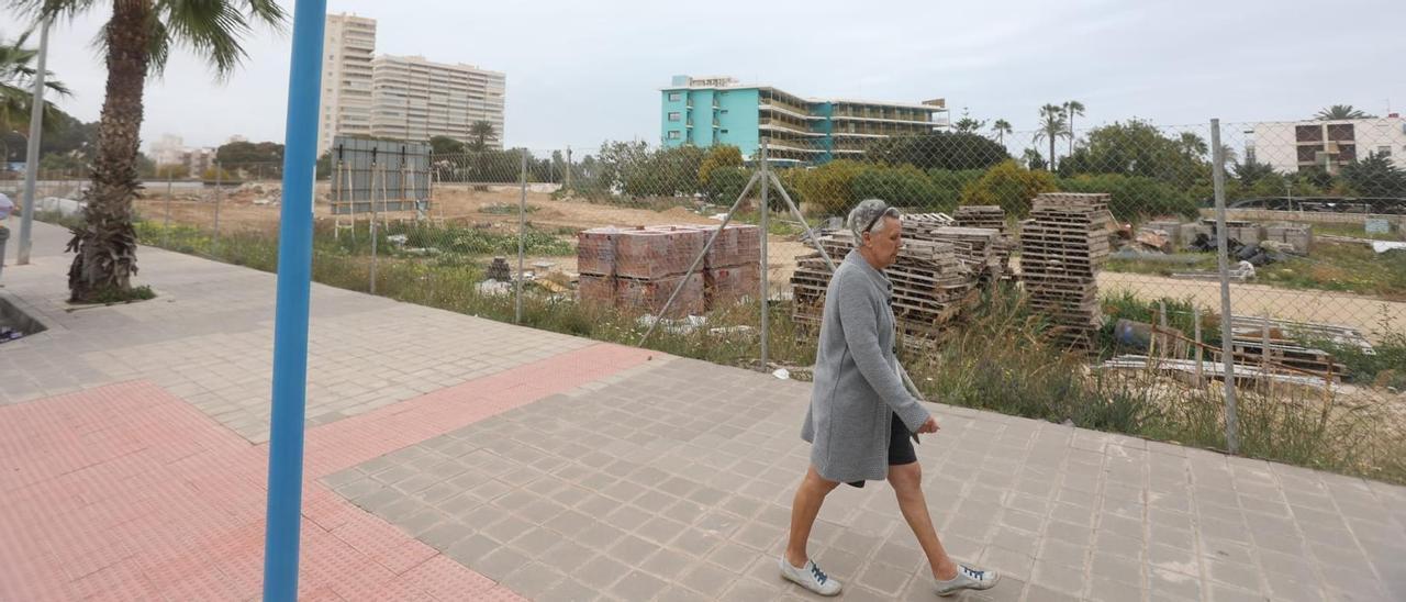 Una mujer pasea por el entorno de Playa de San Juan, cerca del límite con El Campello