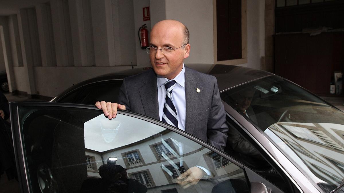 José Manuel Baltar se sube a su coche oficial, en una imagen de archivo