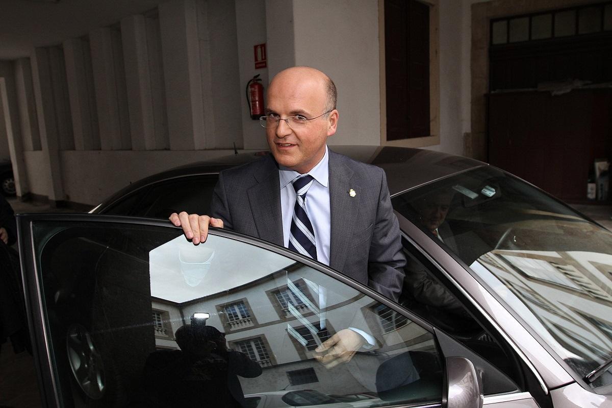 José Manuel Baltar se sube a su coche oficial, en una imagen de archivo