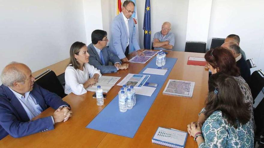 Vázquez y López-Chaves, durante su encuentro con representantes vecinales y técnicos. // Alba Villar