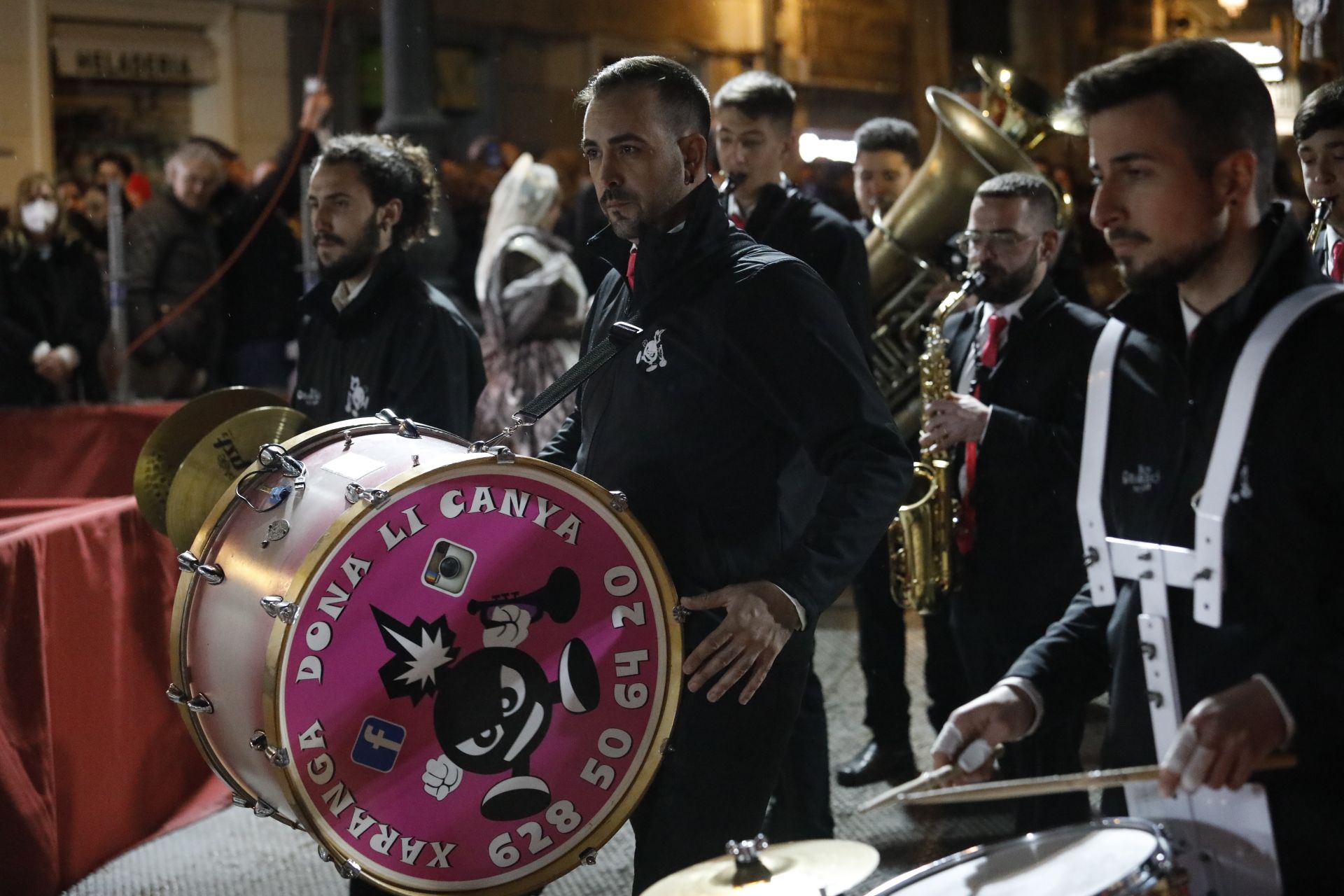 Búscate en el primer día de ofrenda por la calle Quart (entre las 22:00 a las 23:00 horas)