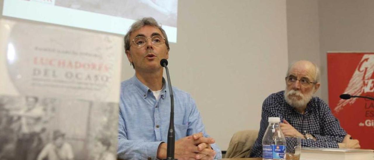 Ramón García Piñeiro, a la izquierda, y Francisco Prado Alberdi, ayer, en la presentacion del libro.