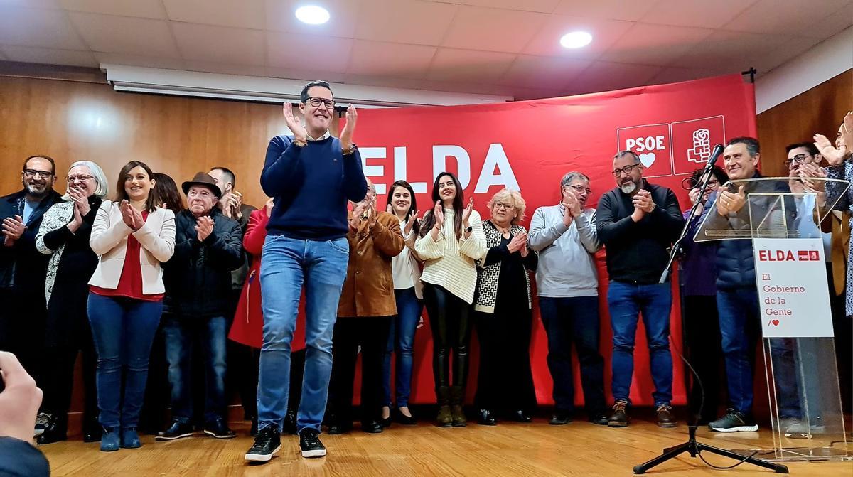 Rubén Alfaro, en primer término, al finalizar la asamblea.