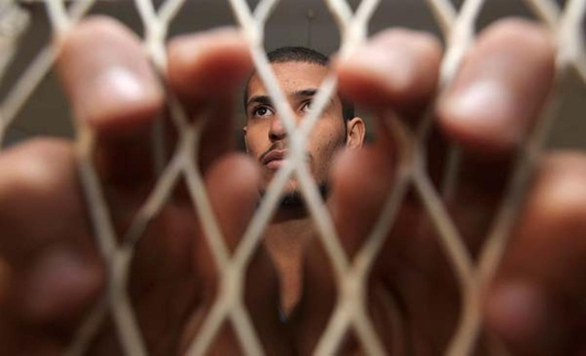 Un pistoler, darrere les reixes a la cort de seguretat estatal a Sanà (Iemen). L’home, que el mes passat va matar un ciutadà francès a les oficines de la companyia austríaca de gas i petroli OMV, formava part d’un grup acusat de conspirar per matar estrangers al país.