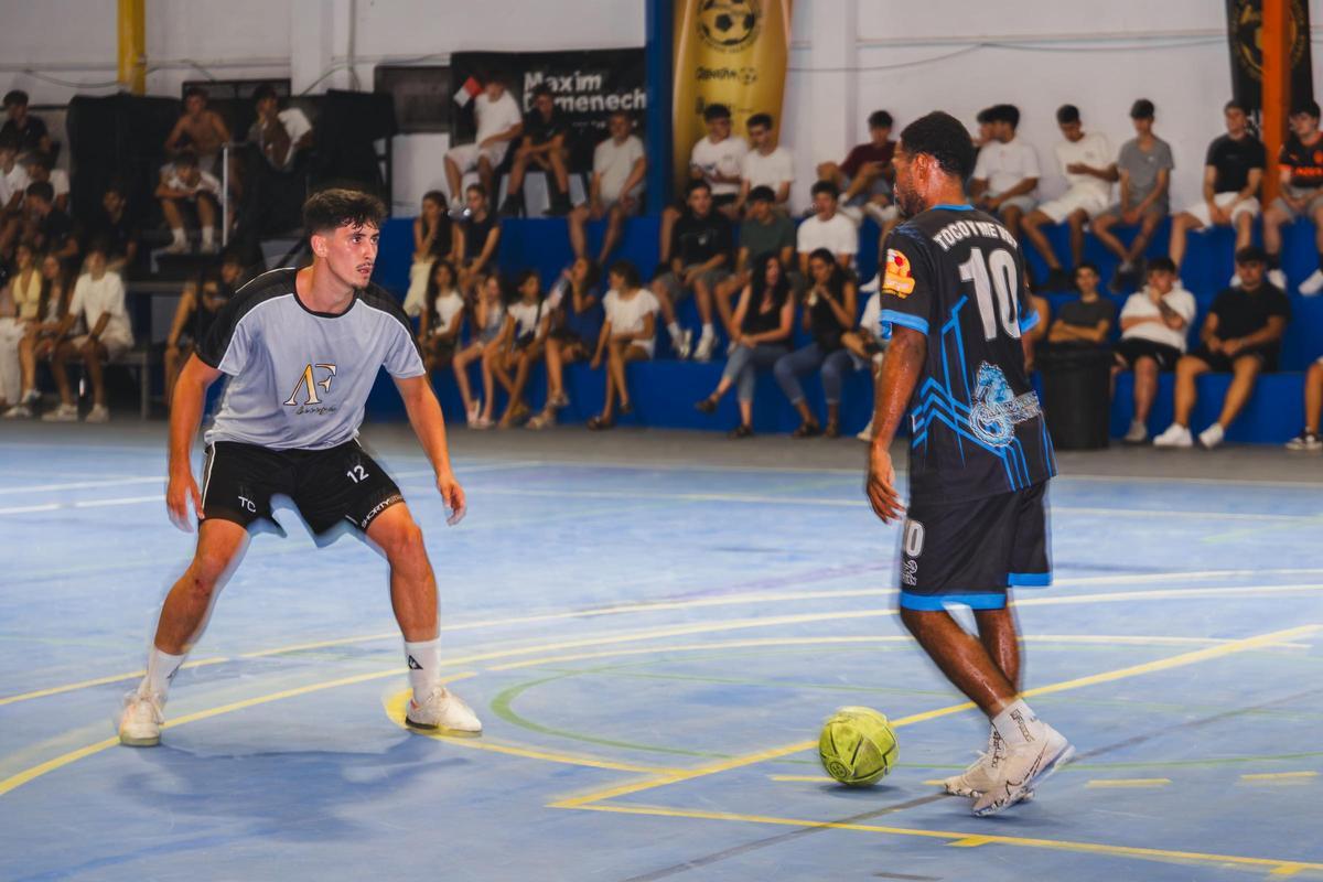 Un partido en  las 24 horas de fútbol sala de Canals.