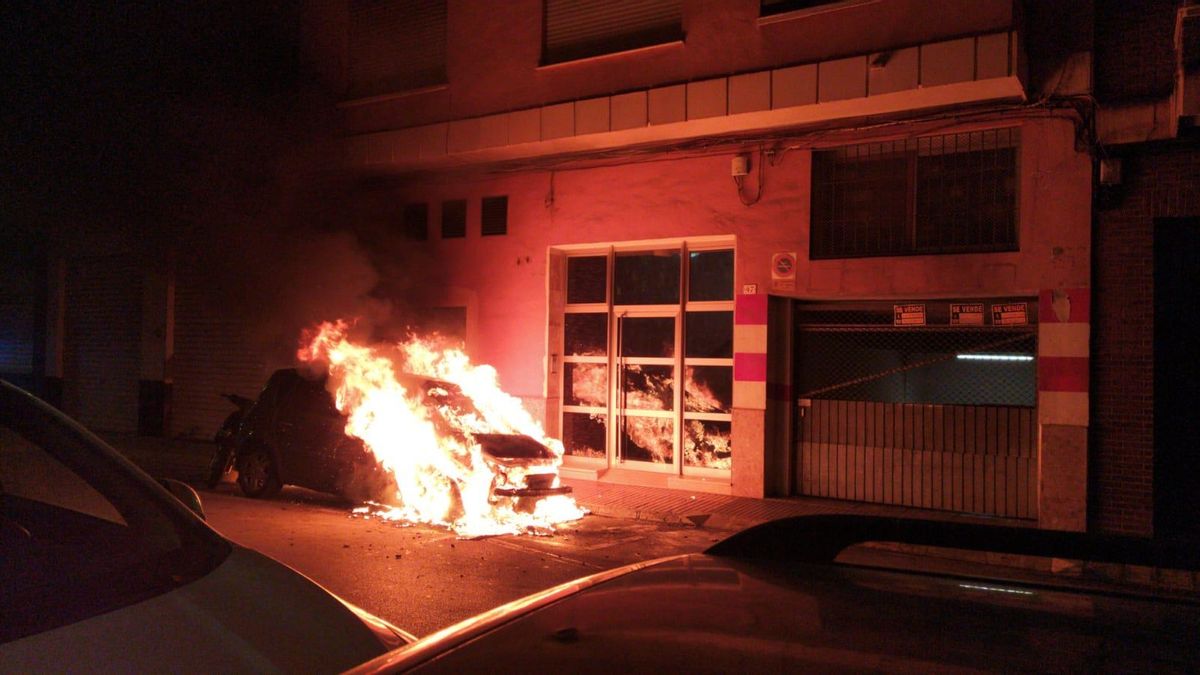 Queman 5 furgonetas en la Fuensanta de València. En la imagen, foto de archivo de un coche que ardió hace unos meses en València.