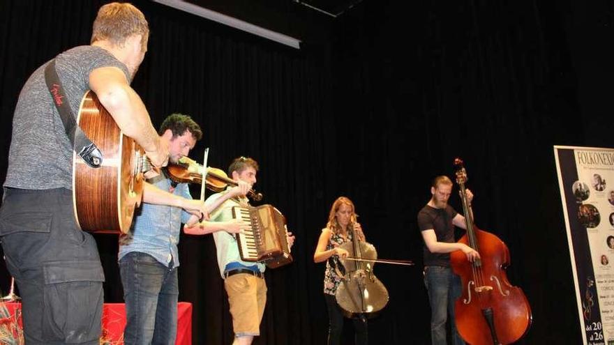 Los músicos de &quot;Dallahan&quot; y la violonchelista Marta Roma en la actuación de bienvenida.