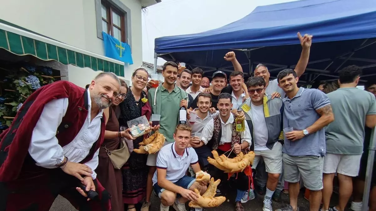 Foguera flotante en el Sella con un ramu de panes en forma de peces: Cangas de Onís recupera su original fiesta, después de 17 años