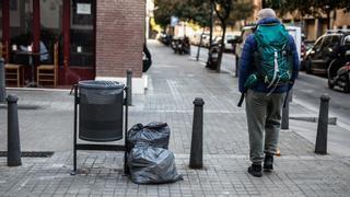La basura que esquiva el 'puerta a puerta' de Sant Andreu (Barcelona) se dispara de 3 a 5 toneladas semanales