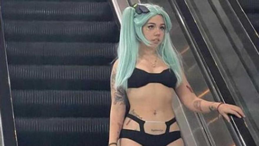 Una jove influencer apareix amb un &#039;look cosplay&#039; a l&#039;avió i no la deixen embarcar: biquini i perruca