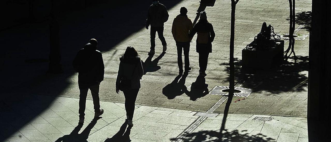 Viandantes paseando por el centro de Vilagarcía. | // IÑAKI ABELLA
