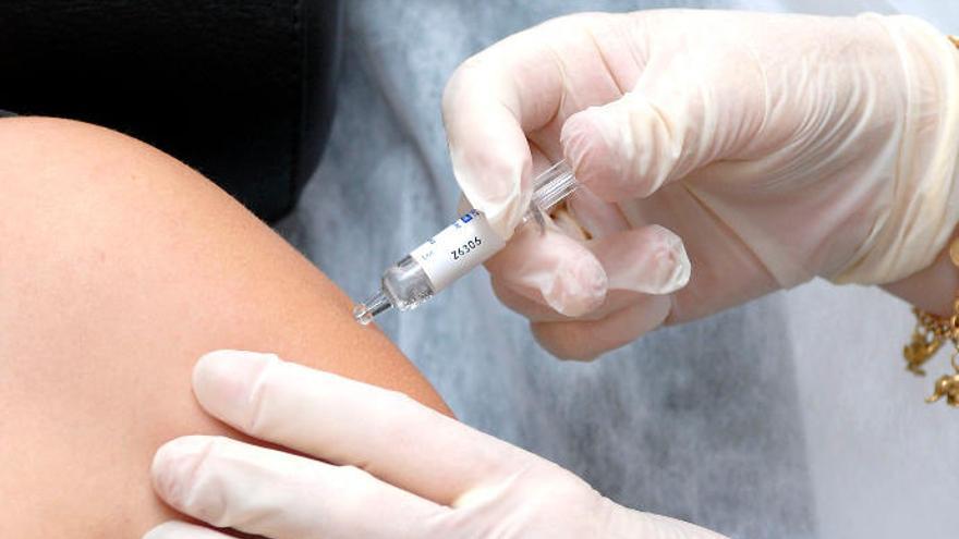 Un paciente recibe una vacuna para la varicela.