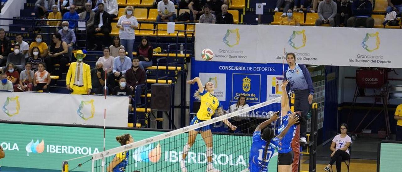 Saray Manzano remata durante el partido ante el Haris en el Centro Insular de Deportes