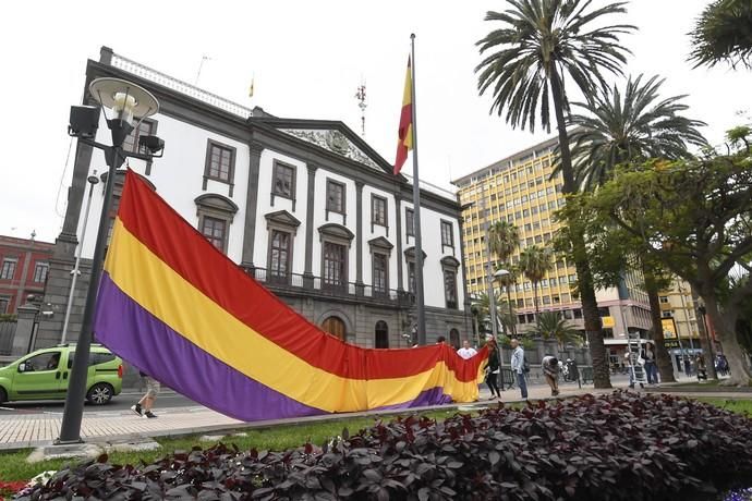 17-07-19 CANARIAS Y ECONOMIA. PARQUE DE SAN TELMO. LAS PALMAS DE GRAN CANARIA. Manifestacion, concentracion y despliegue de la bandera republicana delante del Palacio Militar. Fotos: Juan Castro.  | 17/07/2019 | Fotógrafo: Juan Carlos Castro