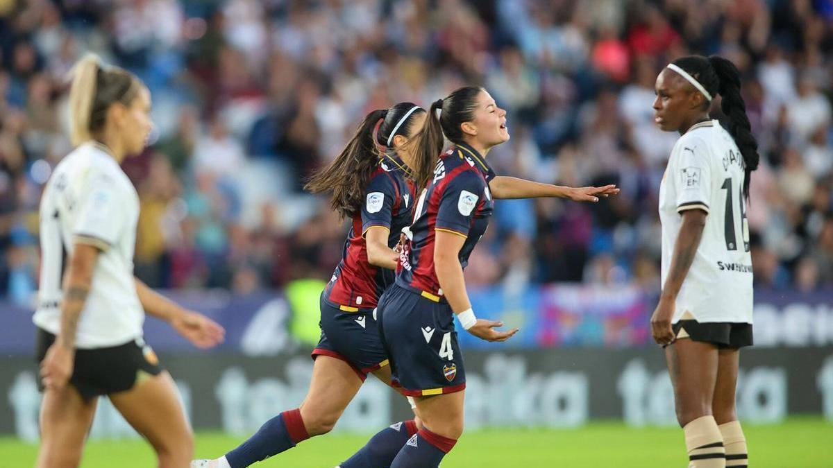 Las jugadoras del Levante UD celebran uno de los goles.