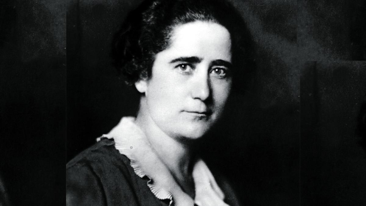 Clara Campoamor  (Madrid, 1888 - Lausana, 1972) fue política, abogada, escritora,  y pionera defensora del sufragio femenino.