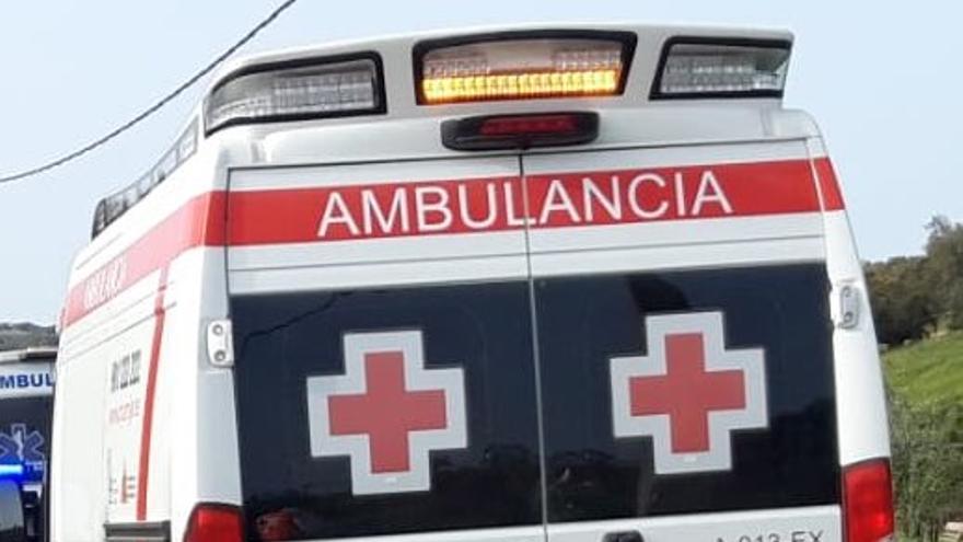 Una de las ambulancias de Cruz Roja desplazada al incendio.