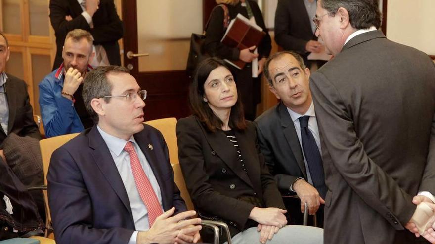 Couto y Ana Braña, sentados, conversan con el presidente del Puerto, Laureano Lourido, de pie, y con otro alto cargo portuario, Miguel Vallina.