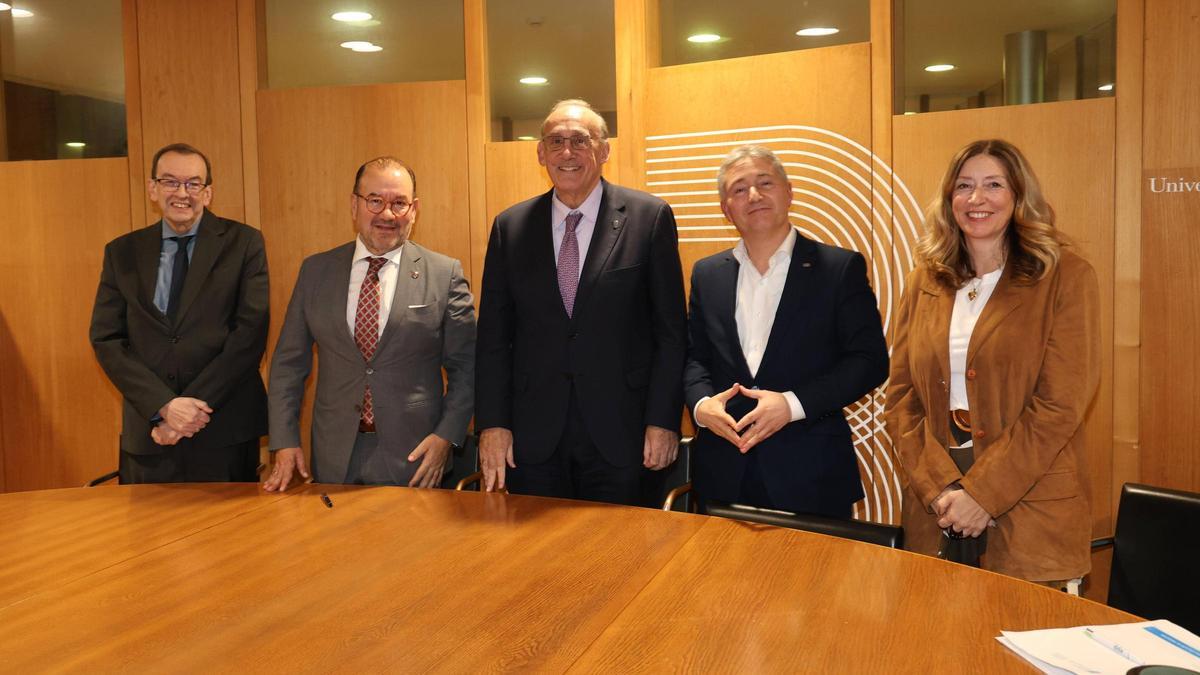 Los rectores Antonio López (Santiago), Manuel Reigosa (Vigo) y Ricardo Cao (A Coruña), en la reunión en la que pactaron descentralizar Medicina.