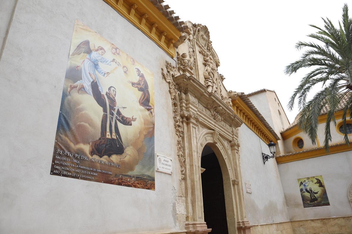 En la iglesia de San Cristóbal se han instalado varias lonas conmemorativas.