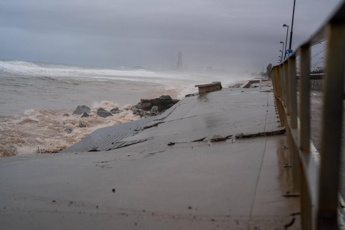 Badalona (Canyadó) 20/01/2026 Sociedad. El paseo marítimo aparece gravemente dañado por el fuerte oleaje y el temporal, con desperfectos visibles en el litoral del barrio de Canyadó y en el municipio de Montgat. Foto: Zowy Voeten / El Periódico.
